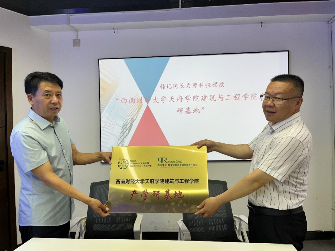 男人和女人在切蛋糕低可信度描述已自动生成