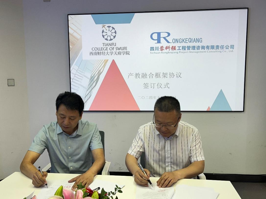 图片包含 桌子, 人, 室内, 男人描述已自动生成