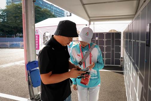 交通调度助理 协助观众存放物品