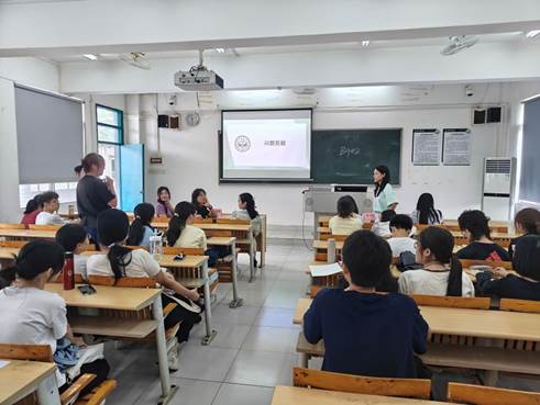 图5:学子踊跃提问共话研途(梁晓臻摄)