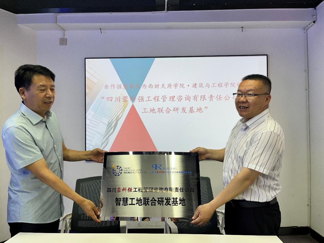 图片包含 室内, 人, 男人, 站描述已自动生成